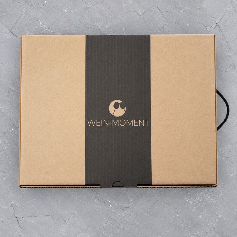 Große WEIN-MOMENT Geschenkbox für sechs Flaschen mit anthrazitfarbener Banderole und Tragegriff