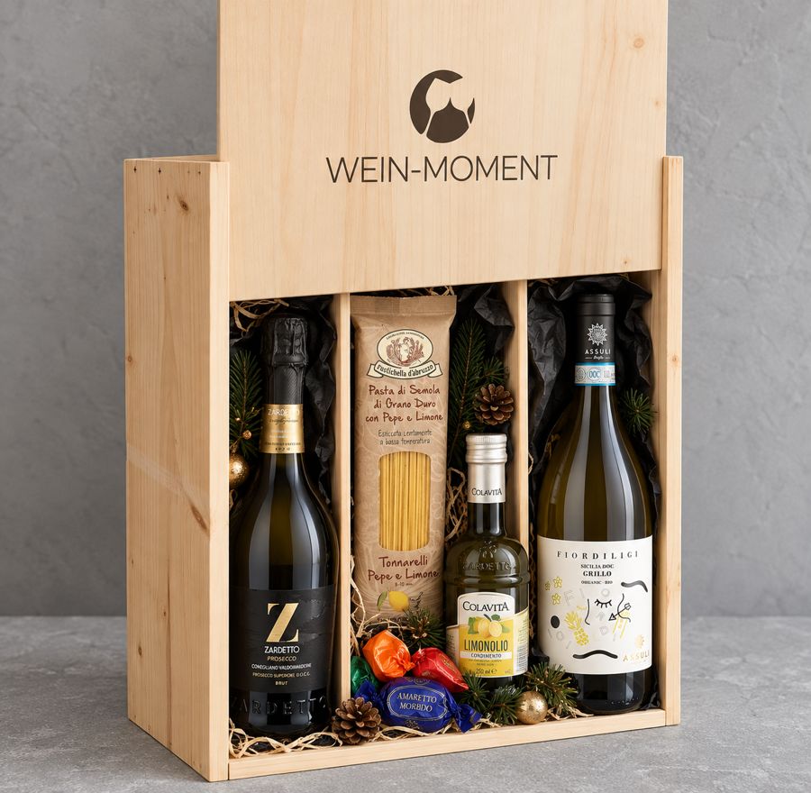 Wein-Geschenkpaket: WEIN-MOMENT Holzkiste mit Prosecco, Tonnarelli mit Pfeffer und Zitrone, Limonolio, Amaretti und einem sizilianischen Grillo