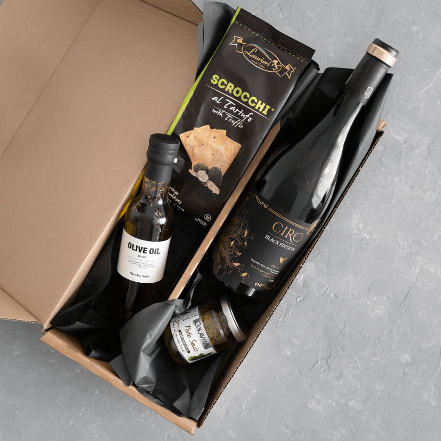 Wein-Geschenkpaket: Geöffnete 2er-Box mit Rotwein Ciro Black Edition, Scrocchi al Tartufo, Basilikum-Olivenöl und Pesto
